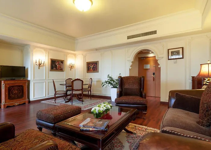 Le Commodore Hotel
