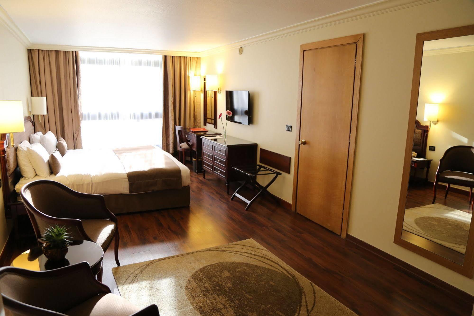 Le Commodore Hotel
